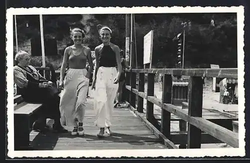 Foto-AK Koserow, Zwei junge Frauen auf dem Seesteg