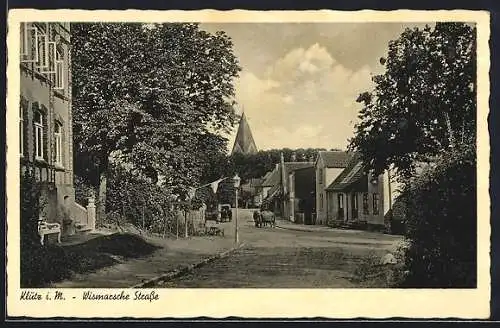 AK Klütz i. M., Wismarsche Strasse mit Blick zur Kirche