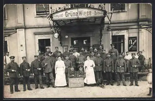 Foto-AK Dresden-Gruna, Soldaten vor dem Restaurant Grüne Wiese