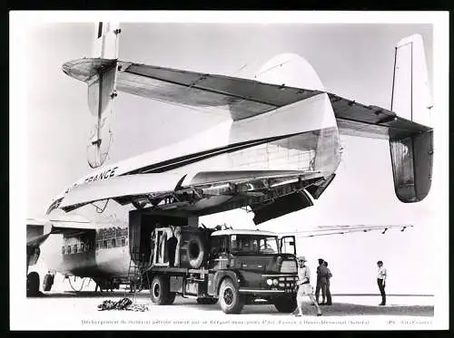 Fotografie Ansicht Hassi-Messaoud, viermotorige Doppeldeck Flugzeug Bréquet der Air France, Unic LKW
