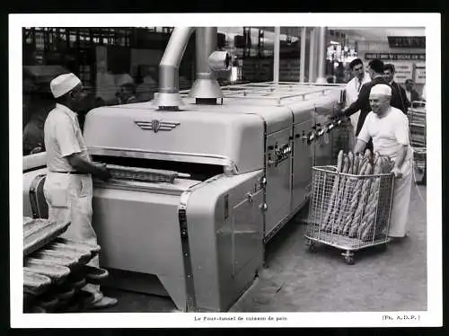 Fotografie A.D.P., Le Four-tunnel de cuisson de pain, Baguette Back Maschine der Firma Gouet, Bäckerei