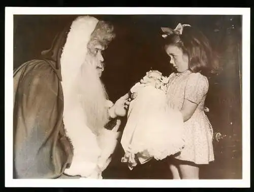 Fotografie H.C.R.F.A., Mayence, Weihnachtsmann schenkt kleinem Mädchen eine Puppe, pere Noel