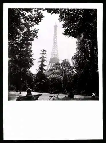 Fotografie unbekannter Fotograf, Ansicht Paris, Blick aus dem Park nach dem Eifelturm