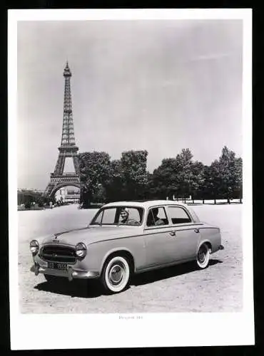 Fotografie unbekannter Fotograf, Ansicht Paris, Auto Peugeot 403 mit Blick nach dem Eifelturm