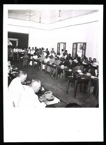 Fotografie unbekannter Fotograf, Ansicht Kamerun, Seance de l`Assemblee Terrotoriale 1957