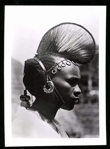 Fotografie hübsche junge Fulani Afrikanerin mit landestypischer Frisur