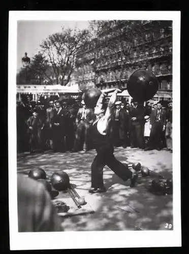 Fotografie unbekannter Fotograf, Ansicht Paris, Gewichtheber auf dem Boulevard, haltérophile sur les boulevards