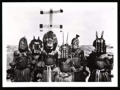 Fotografie Dogon Afrikaner, Tänzer mit Tanzmasken, afrikanische Volkstypen