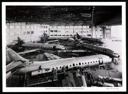 Fotografie Flugzeugmontagehalle der Sud Aviation mit Caravelle Flugzeugen bei der Montage