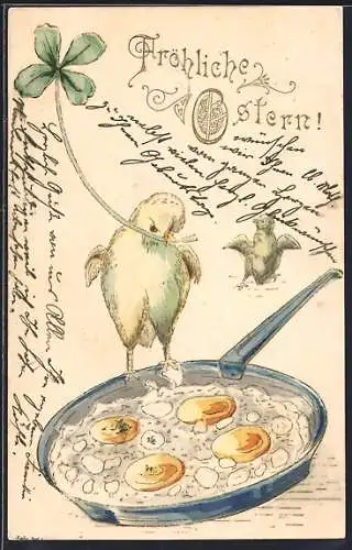 Präge-AK Osterküken steht mit Kleeblatt am Rand einer Bratpfanne