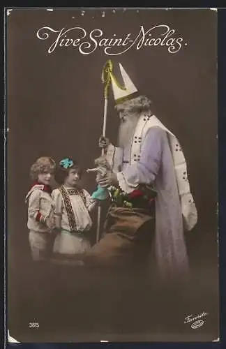 AK Nikolaus verteilt Geschenke an Kinder