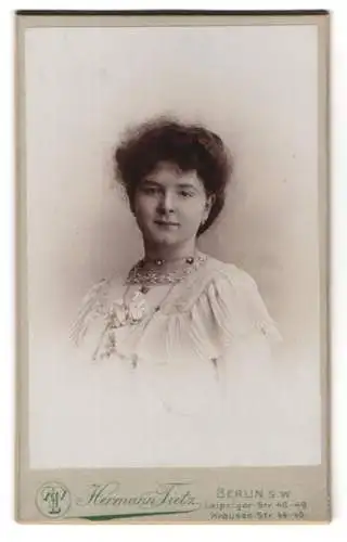 Fotografie Hermann Tietz, Berlin, Leipziger-Str. 46-49, Porträt einer Dame