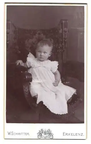 Fotografie W. Schmitter, Erkelenz, Am Markt, Kleinkind auf Stuhl