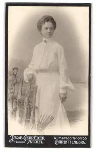 Fotografie Jacob Gebrüder Nachfel, Charlottenburg, Wilmersdorfer Str. 56, Dame im weissen Kleid
