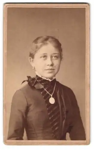 Fotografie Eduard Lösche, Rudolstadt, Mauer-Strasse 27, Porträt einer jungen Frau