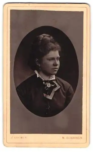 Fotografie J. Kremer, M. Gladbach, Neustrasse 12, Porträt einer jungen Frau