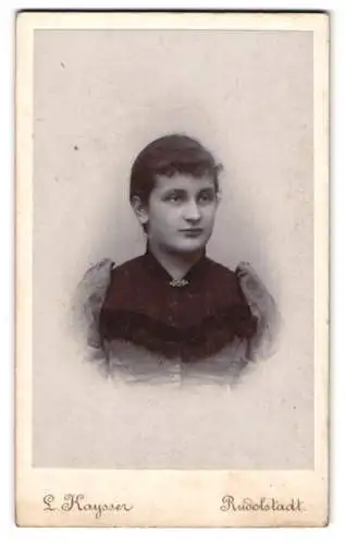 Fotografie L. Kaysser, Rudolstadt, Schwarzburgerstrasse, Porträt einer jungen Frau