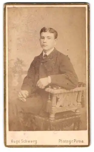 Fotografie Hugo Schwerg, Pirna, Sitzender junger Mann