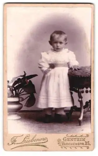 Fotografie F. Liebenow, Genthin, Parchenstr. 35, Kleinkind im weissen Kleid