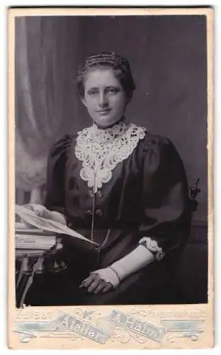 Fotografie A. Halm, Zerbst, Frauenthorplatz 6, Frau in elegantem Kleid mit Spitzenkragen
