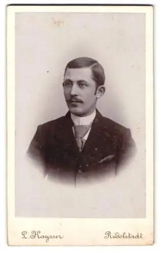 Fotografie L. Kaysser, Rudolstadt, Schwarzburgerstrasse, Porträt eines eleganten Herrn