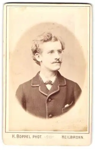 Fotografie H. Boppel, Heilbronn, Titotstrasse, Porträt eines Mannes mit Brille
