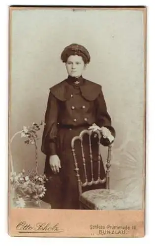 Fotografie Otto Scholz, Bunzlau, Schloss-Promenade 16, Frau mit dekorativem Stuhl