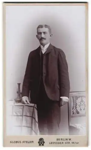 Fotografie Globus Atelier, Berlin, Leipziger Str. 132/137, Herr mit Anzug und Bart