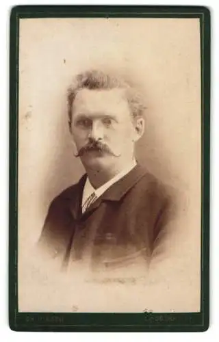 Fotografie Ch. Hirsch, Lauscha, Porträt eines Mannes mit markantem Schnurrbart