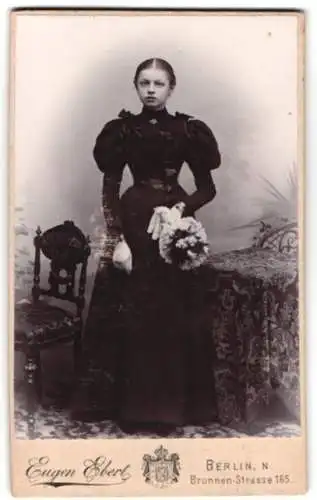 Fotografie Eugen Ebert, Berlin, Brunnenstrasse 165, Porträt einer Frau mit Blumenstrauss