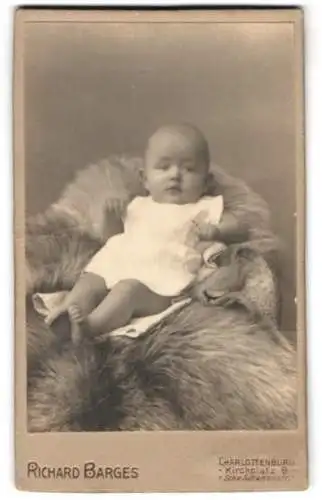 Fotografie Richard Barges, Charlottenburg, Kirchplatz 9, Porträt eines Babys