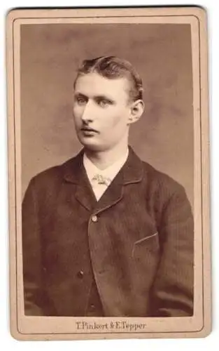 Fotografie T. Pinkert & E. Tepper, Berlin, Grosse Friedrichstrasse 113, Porträt eines jungen Mannes