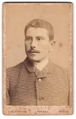 Fotografie H. Selle, Potsdam, Yorkstrasse 4, Porträt eines Mannes in kariertem Anzug
