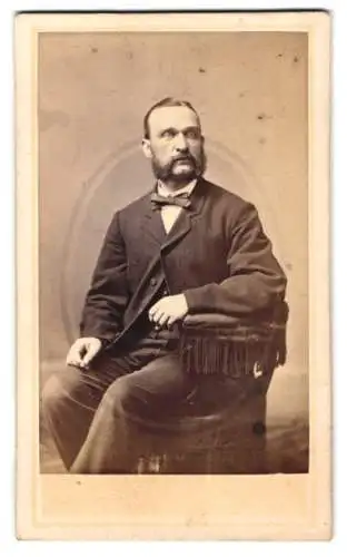 Fotografie Aug. Kampf, Aachen, Porträt eines Mannes im Anzug