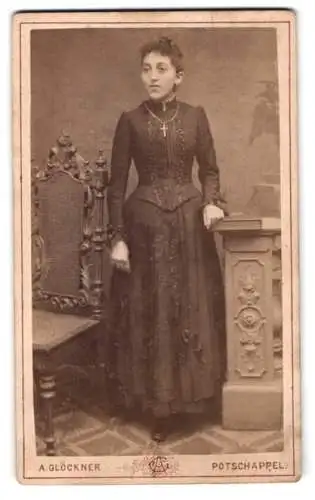 Fotografie A. Glöckner, Potschappel, Stehende Dame mit Kreuzkette