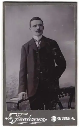 Fotografie Tr. Friedemann, Dresden-A., Rosenstrasse 48, Eleganter Herr mit Schnurrbart