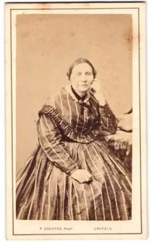 Fotografie P. Schiffer, Crefeld, Louisenplatz 5, Frau in gestreiftem Kleid