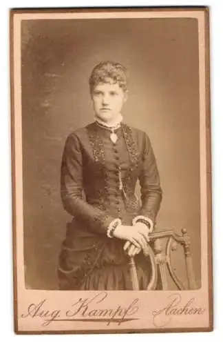 Fotografie Aug. Kampf, Aachen, Theaterstrasse 3, Porträt einer Dame in eleganter Kleidung