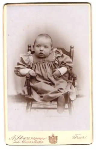 Fotografie A. Schaar, Trier, Kleinkind auf Stuhl