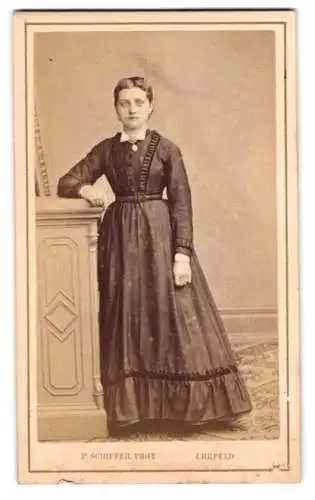 Fotografie P. Schiffer, Crefeld, Neue Linnerstrasse 5, Dame in zeitgenössischer Kleidung
