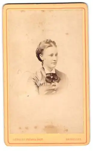 Fotografie Géruzet Freres, Brüssel, Rue de l`Ecuyer 27b, Porträt einer Dame