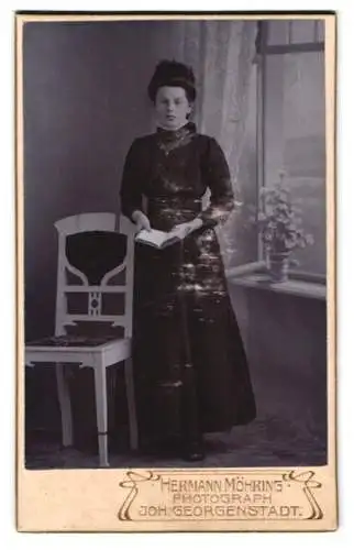 Fotografie Hermann Möhring, Johanngeorgenstadt, Frau mit Buch und Stuhl
