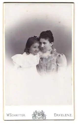 Fotografie W. Schmitter, Erkelenz, Inniger Moment einer Mutter mit Kind