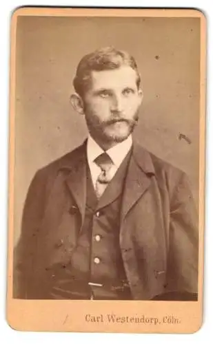 Fotografie Carl Westendorp, Cöln, Comödien Strasse 7, Porträt eines eleganten Mannes