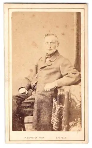 Fotografie P. Schiffer, Crefeld, Louisenplatz 5, Porträt eines sitzenden Herrn