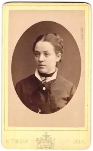 Fotografie Nicola Tonger, Cöln, Hohe Str. 45, Portrait einer jungen Frau
