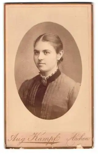 Fotografie Aug. Kampf, Aachen, Theaterstrasse 3, Porträt einer jungen Frau