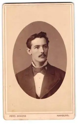 Fotografie Ferd. Braune, Hamburg, Steindamm 151, Eleganter Herr mit Schnurrbart