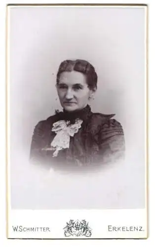 Fotografie W. Schmitter, Erkelenz, Porträt einer Frau mit Spitzenkragen