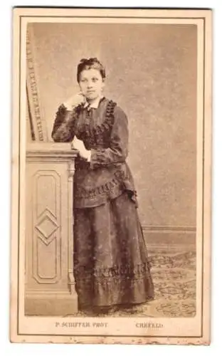 Fotografie P. Schiffer, Crefeld, Neue Linnerstrasse 5G, Elegante Dame am Tisch